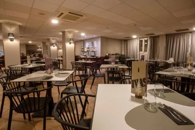  Hotel Grand Pas by Pierre & Vacances - picture  : Toilet,Restaurant/places to eat,Buffet breakfast,Property 