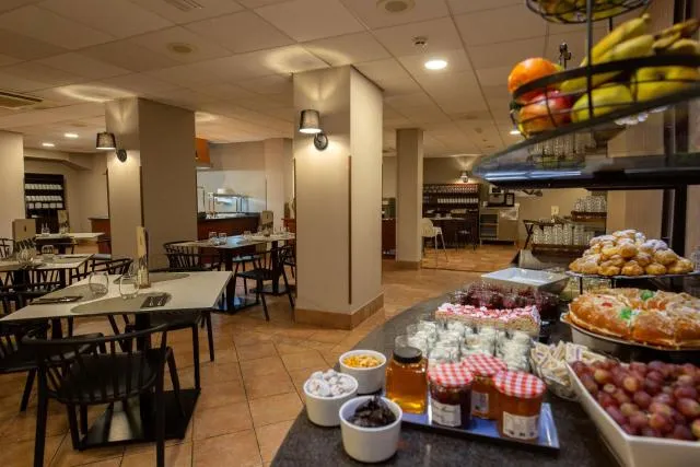  Hotel Grand Pas by Pierre & Vacances - picture  : Toilet,Restaurant/places to eat,Food and drinks,Food,Buffet breakfast,Property 