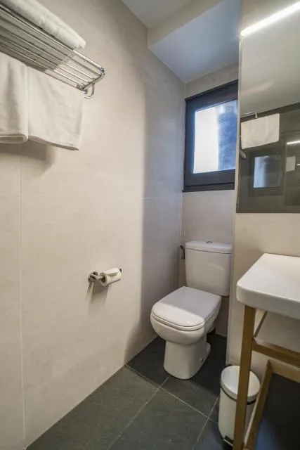  Glaner Hotel Cafe - picture  : Bathroom,Bathroom,towels,Property 