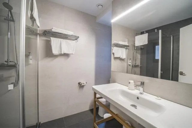  Glaner Hotel Cafe - picture  : Shower,Bathroom,towels,Property 