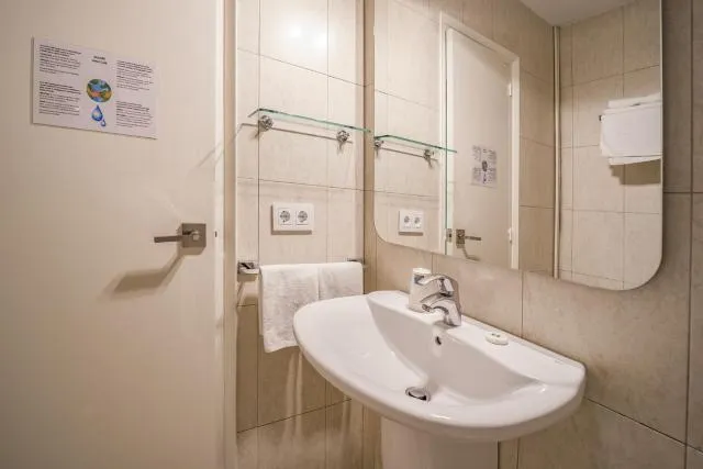  Glaner Hotel Cafe - picture  : Bathroom,Bathroom,Property 