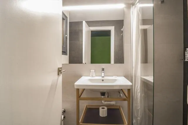  Glaner Hotel Cafe - picture  : Bathroom,Bathroom,Property 