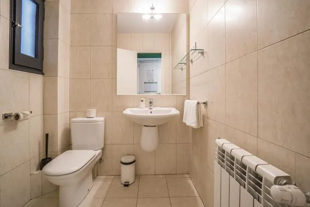  Glaner Hotel Cafe - picture  : Toilet,Bathroom,Bathroom,towels,Property 