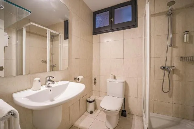  Glaner Hotel Cafe - picture  : Shower,Toilet,Bathroom,Bathroom,Property 