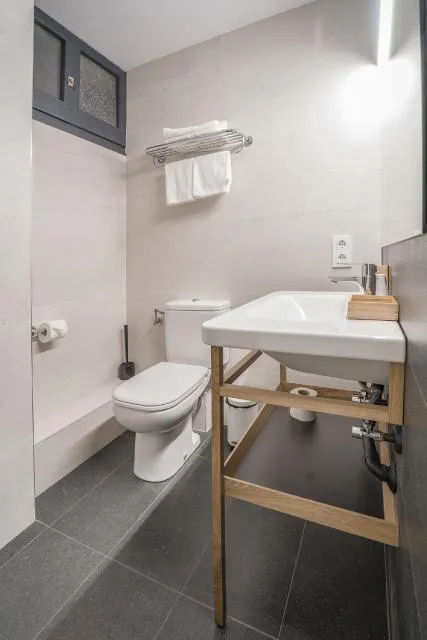  Glaner Hotel Cafe - picture  : Bathroom,Bathroom,towels,Property 