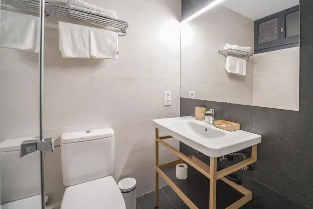  Glaner Hotel Cafe - picture  : Bathroom,Bathroom,Property 