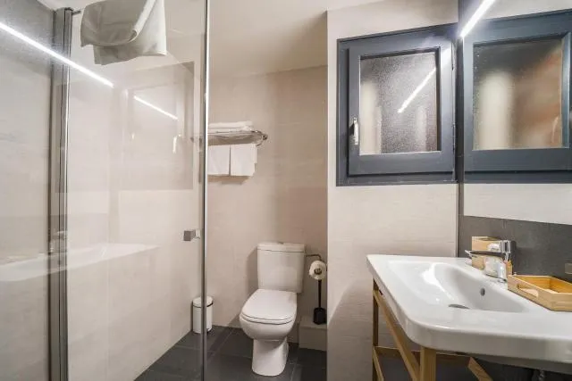  Glaner Hotel Cafe - picture  : Shower,Bathroom,Bathroom,towels,Property 