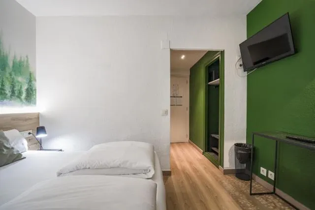  Glaner Hotel Cafe - picture  : TV/entertainment centre,Bed,TV and multimedia,Photo of the whole room,Bedroom,wardrobe,Property,Room 