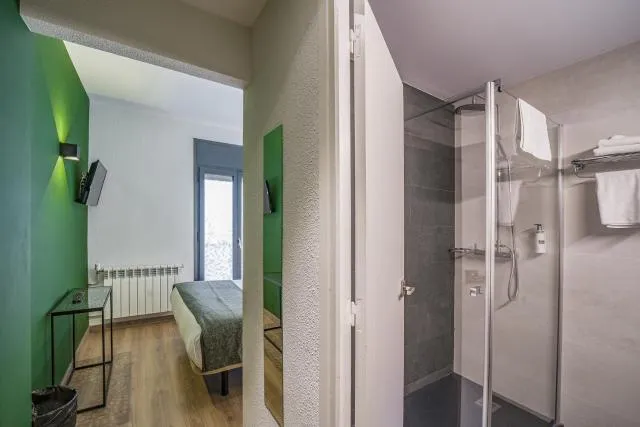  Glaner Hotel Cafe - picture  : Shower,Bathroom,Photo of the whole room,Property,Room 