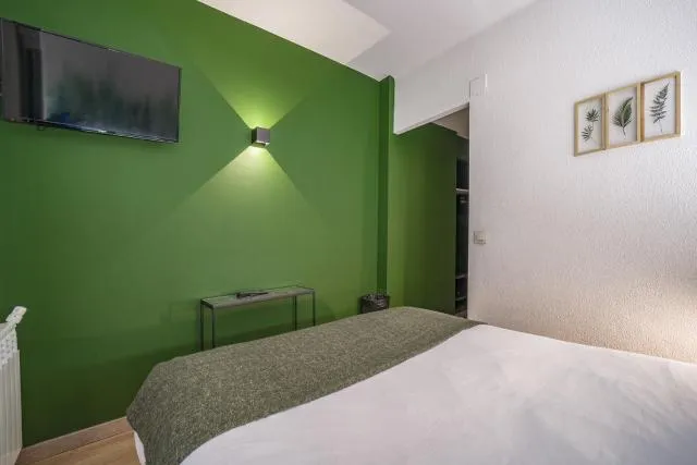  Glaner Hotel Cafe - picture  : Bed,TV and multimedia,Photo of the whole room,Property,Room 