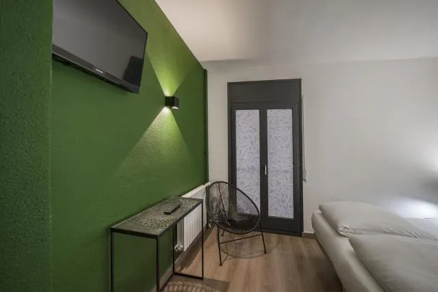  Glaner Hotel Cafe - picture  : TV/entertainment centre,Bed,Photo of the whole room,Room 