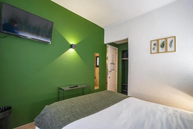  Glaner Hotel Cafe - picture  : TV/entertainment centre,Bed,TV and multimedia,Photo of the whole room,Property,Room 