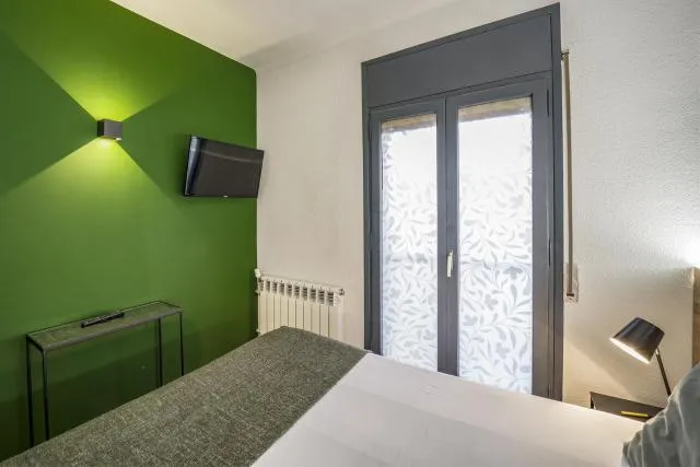  Glaner Hotel Cafe - picture  : TV/entertainment centre,Bed,Bed,TV and multimedia,Photo of the whole room,Property,Room 