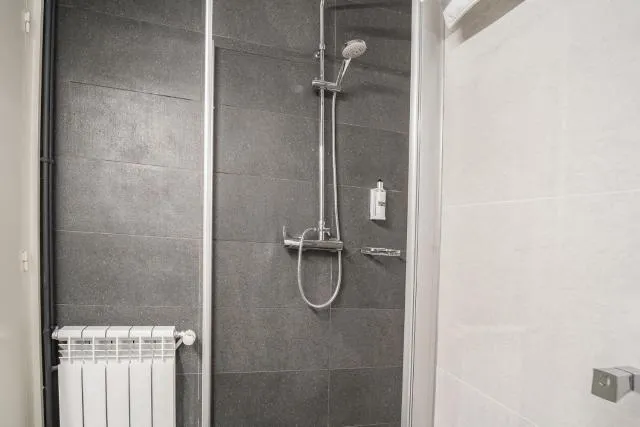  Glaner Hotel Cafe - picture  : Shower,Bathroom,Property 