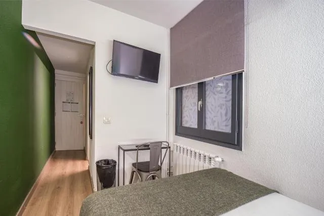  Glaner Hotel Cafe - picture  : TV/entertainment centre,Bed,Photo of the whole room,Room 