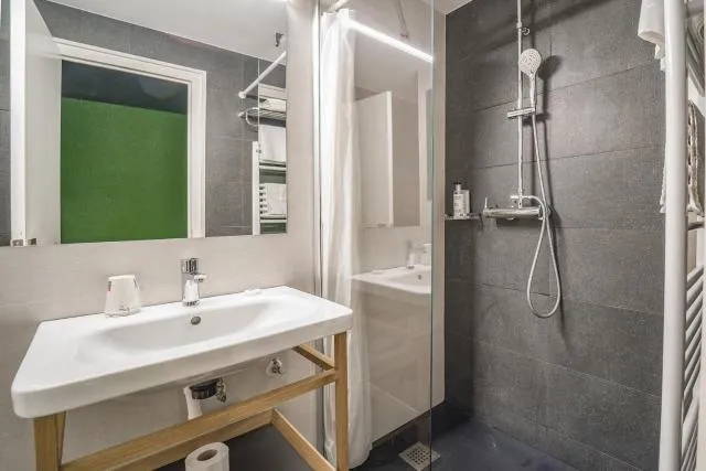  Glaner Hotel Cafe - picture  : Shower,Bathroom,Bathroom,Property 