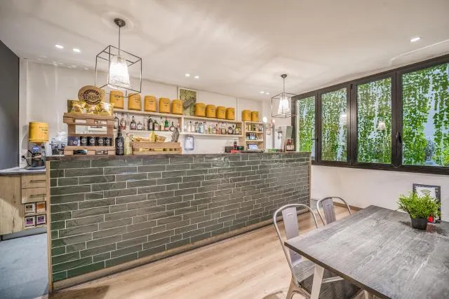  Glaner Hotel Cafe - picture  : Patio,Drinks,Property 