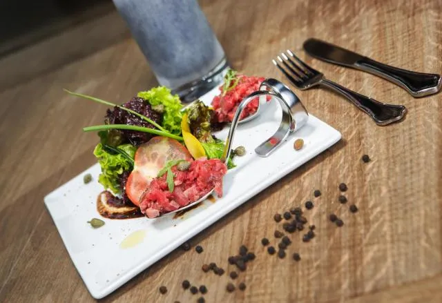  Ani Plaza Hotel - picture  : Restaurant/places to eat,BBQ facilities,Property 