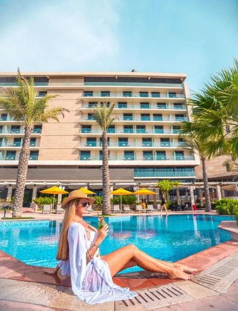  Park Inn by Radisson Abu Dhabi Yas Island - picture  : Property building,Swimming pool,Pool view,Swimming pool,Property 