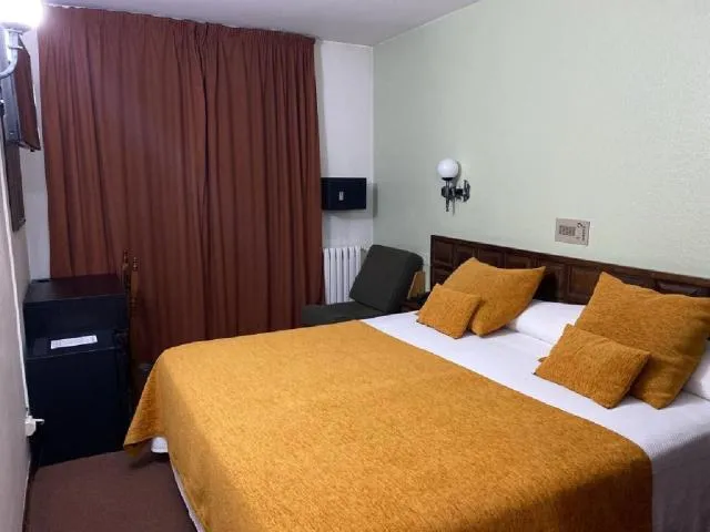  Hotel Folch - picture  : Bed,Bedroom,Property 