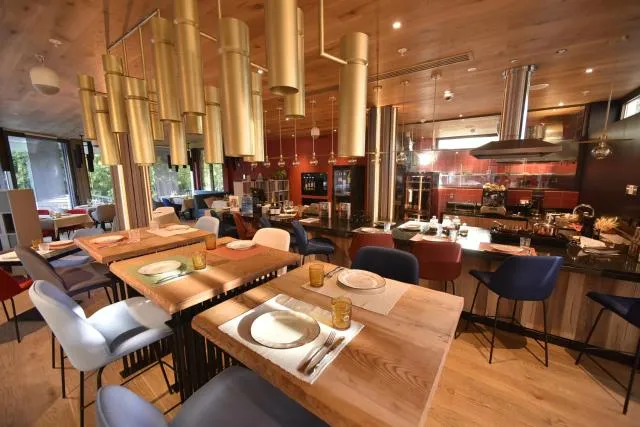  Best Western Plus Congress Hotel Yerevan - picture  : Toilet,Restaurant/places to eat,Property 