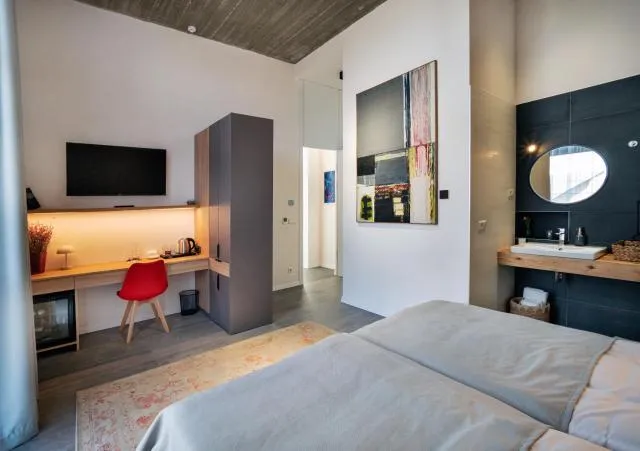  Armine's B&B - picture  : TV/entertainment centre,Bed,TV and multimedia,oven,wardrobe,Property 