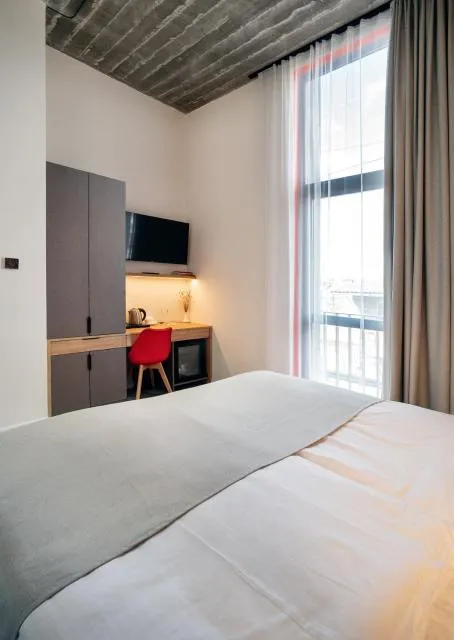  Armine's B&B - picture  : TV/entertainment centre,Bed,TV and multimedia,oven,wardrobe,Property 