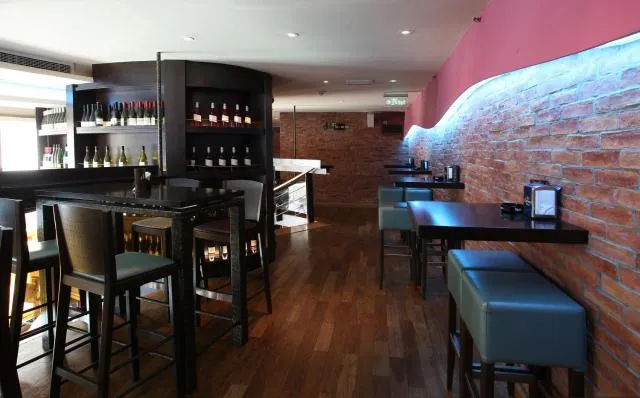  Ramada Downtown Abu Dhabi - picture  : Toilet,Patio,Lounge or bar,Property 