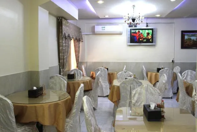  Al Ahrar Hotel - picture  : Toilet,Property building,Restaurant/places to eat,Property 