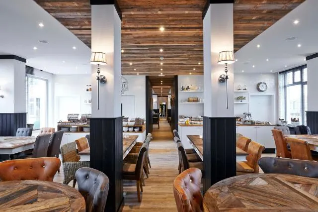  West Bay - picture  : Toilet,Buffet breakfast,Property 