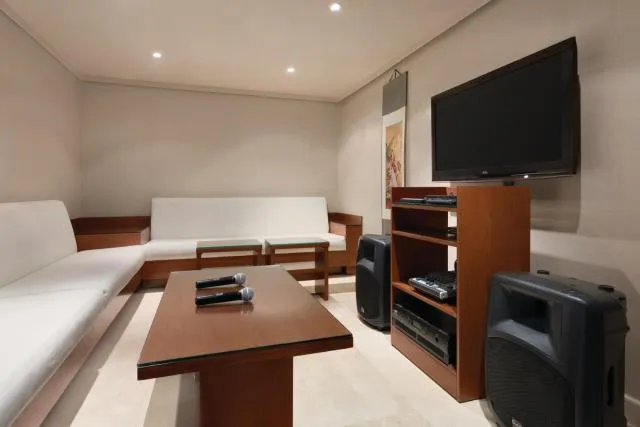  Ramada Downtown Abu Dhabi - picture  : Seating area,TV/entertainment centre,Karaoke,Property 