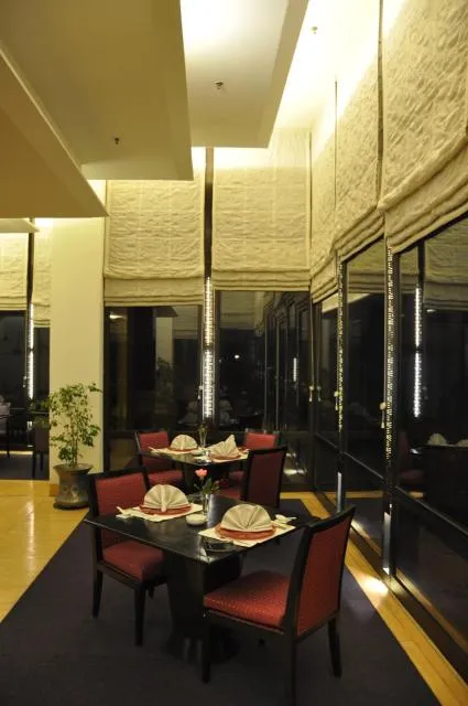  Kabul Serena Hotel - picture  : Toilet,Restaurant/places to eat,Property 