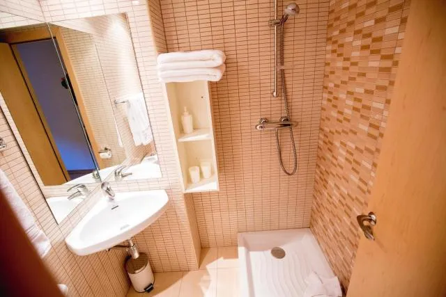  Apartaments Ashome - picture  : Shower,Bathroom,Property 