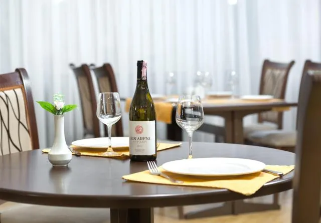  Ani Plaza Hotel - picture  : Restaurant/places to eat,Property 