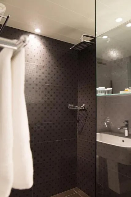  Nova Hotel Yerevan - picture  : Shower,Toilet,Bathroom,Bathroom,Property 