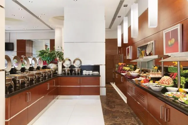  Golden Sands Hotel & Residences - picture  : Toilet,Restaurant/places to eat,Food,Buffet breakfast,Property 