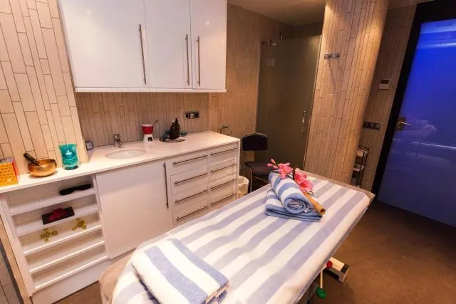  Yomo Centric - picture  : Kitchen/kitchenette,Facade/entrance,Spa/wellness,Massage,Spa and wellness centre/facilities,Property 