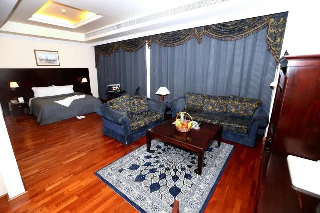  Sharjah Premiere Hotel & Resort - picture  : Restaurant/places to eat,Photo of the whole room,Room 