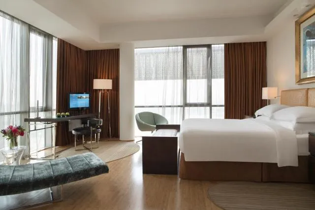  Burjuman Arjaan by Rotana - Dubai - picture  : Restaurant/places to eat,TV/entertainment centre,View,Photo of the whole room,Bedroom,City view,Property,Room 