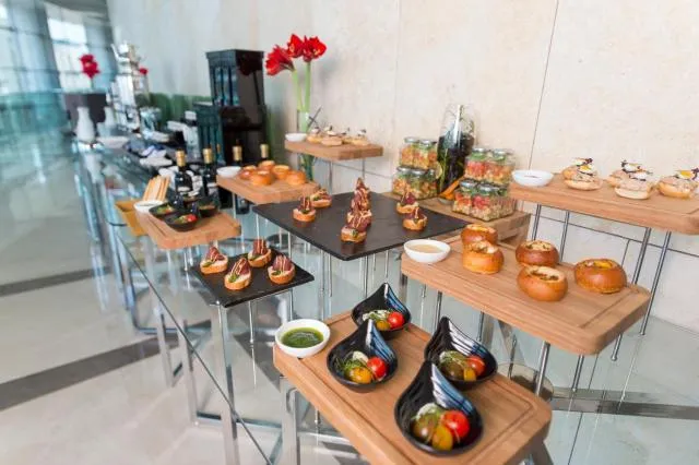  Burjuman Arjaan by Rotana - Dubai - picture  : Toilet,BBQ facilities,Food,Breakfast,Lunch and dinner,Natural landscape,Banquet/Function facilities,Property 