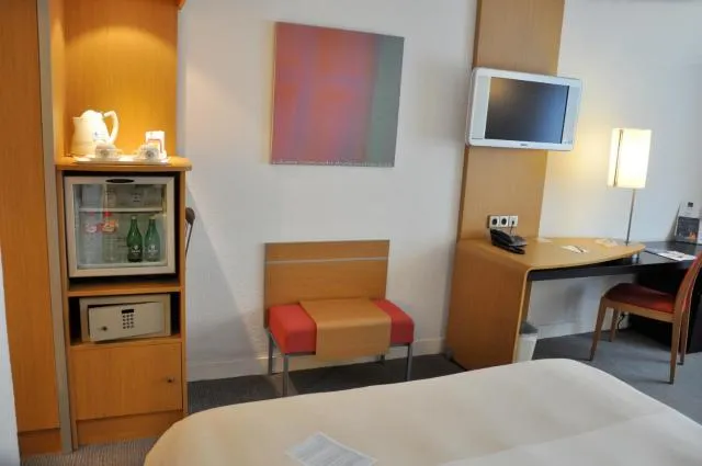  Novotel Andorra - picture  : TV/entertainment centre,Bed,Bedroom,Property 