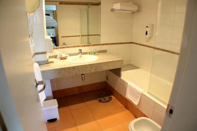  Hotel Kandahar - picture  : Bathroom,Bathroom,Property 