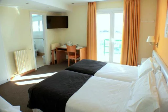  Hotel Kandahar - picture  : Restaurant/places to eat,TV/entertainment centre,Bed,Bed,View,Room 