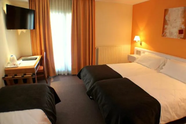  Hotel Kandahar - picture  : Restaurant/places to eat,TV/entertainment centre,Bed,Bed,Room 