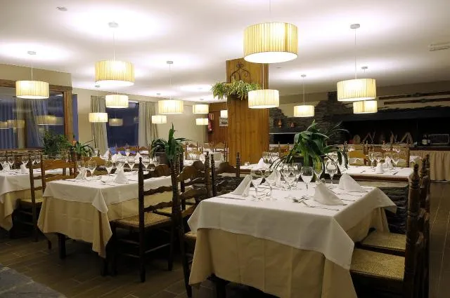  Hotel Kandahar - picture  : Toilet,Property building,Restaurant/places to eat,Property 