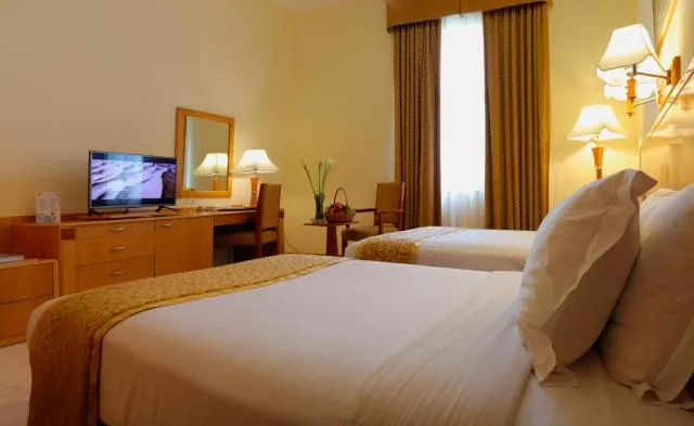  Sharjah Premiere Hotel & Resort - picture  : TV/entertainment centre,Bed,Photo of the whole room,Room 