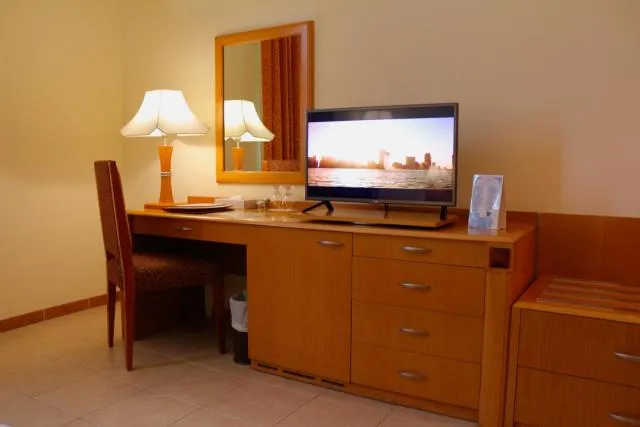  Sharjah Premiere Hotel & Resort - picture  : TV/entertainment centre,Decorative detail 