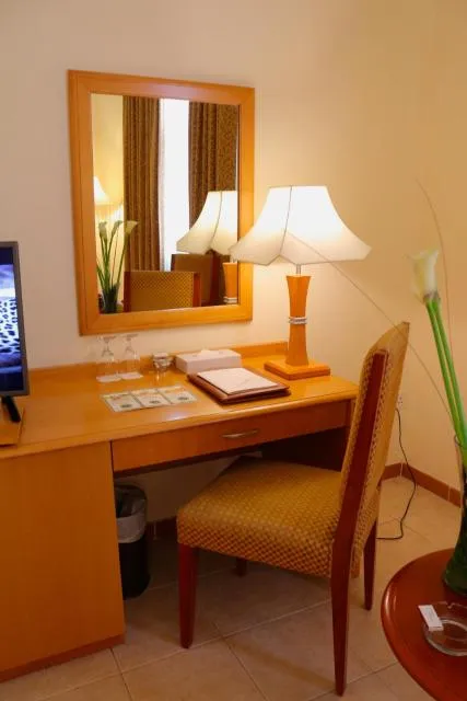  Sharjah Premiere Hotel & Resort - picture  : TV/entertainment centre,Bed,Decorative detail 