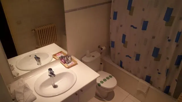  Hotel Sucara - picture  : Bathroom,Bedroom,Property 