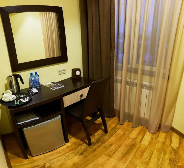  Hotel Lilia Yerevan - picture  : TV/entertainment centre,Bedroom,Property 